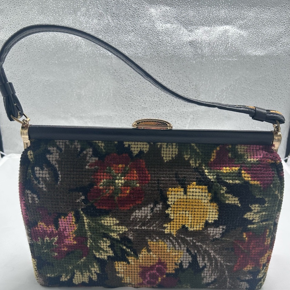Vintage floral tapestry handbag- Black frame and handle- Classic retro purse